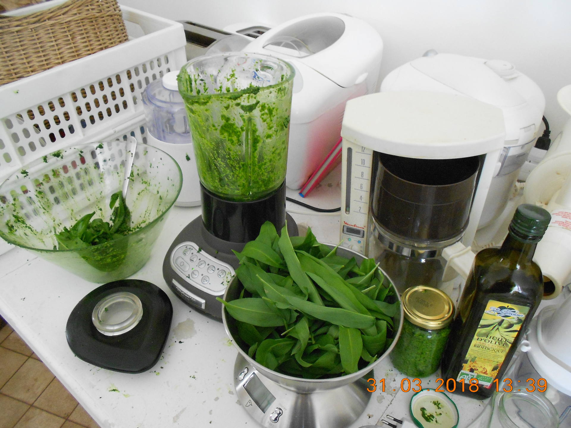 Confection du pesto d'ail des ours