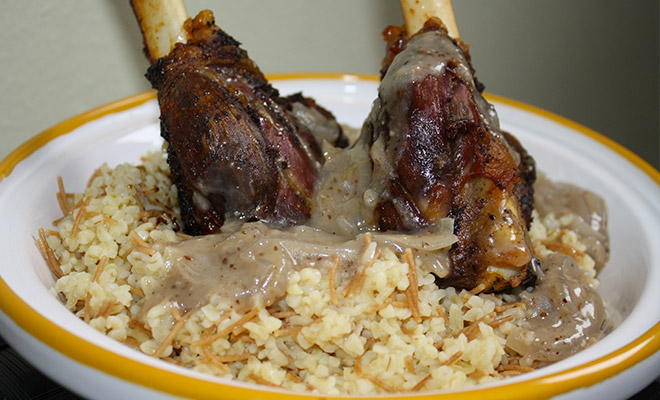 Souris d'agneau grillé sur lit de riz