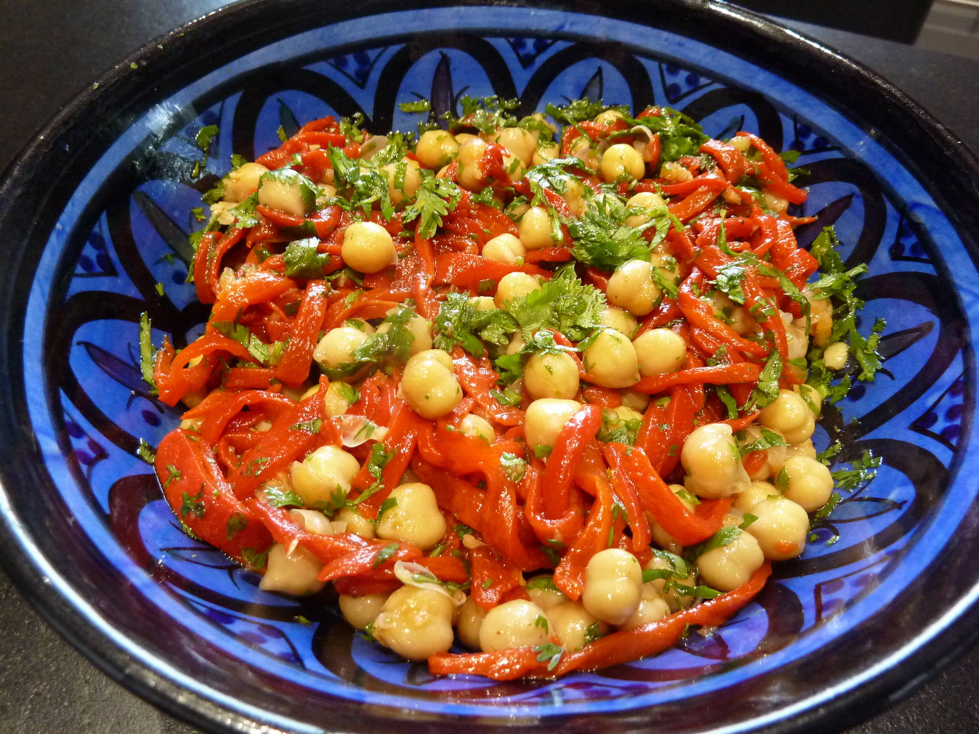 salade pois chiche poivron dans plat bleu