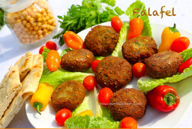 falafels sur lit de salade, avec tomates et poivrons