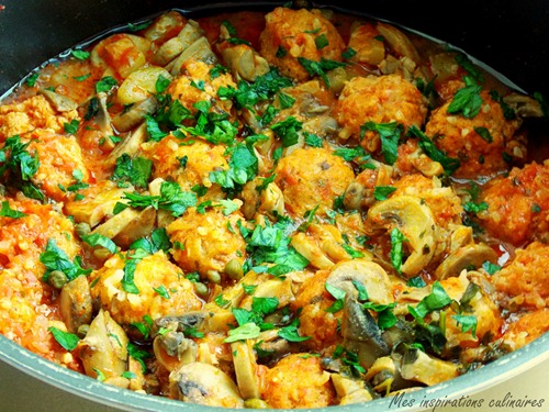 boulettes de poisson sauce tomates parsemées de feule de coriandre hachées