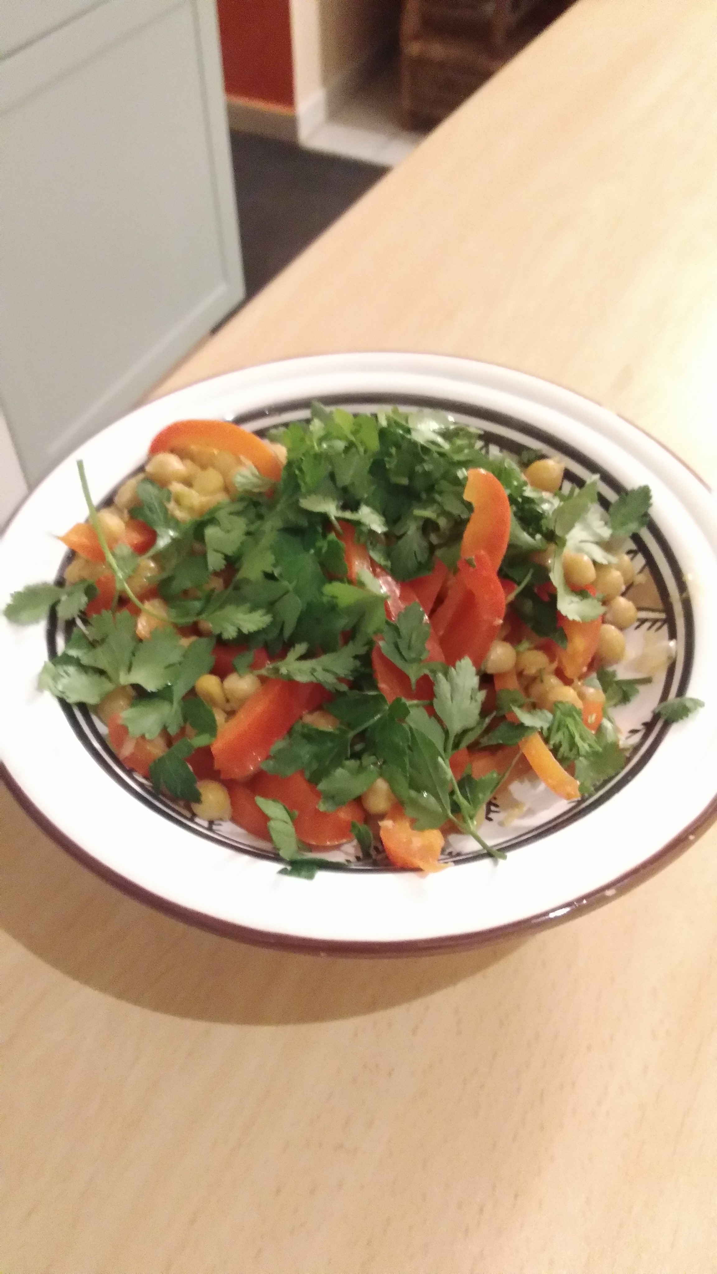 Je vous présente cette salade fraîche et très agréable en été. Ce qui fait toute la salade c’est l’herbe la coriandre dont on la parsème. La coriandre ou coriandre cultivée (coriandrum sativum) est une plante herbacée annuelle de la famille des opiacées. Plante aromatique cultivée dans les zones tempérées du monde entier et utilisé dans la cuisine méditerranéenne. C’est également une plante médicinale reconnue pour faciliter la digestion. Elle  contient les vitamines A, C  et  B6 ainsi que du calcium, du fer et du magnésium.