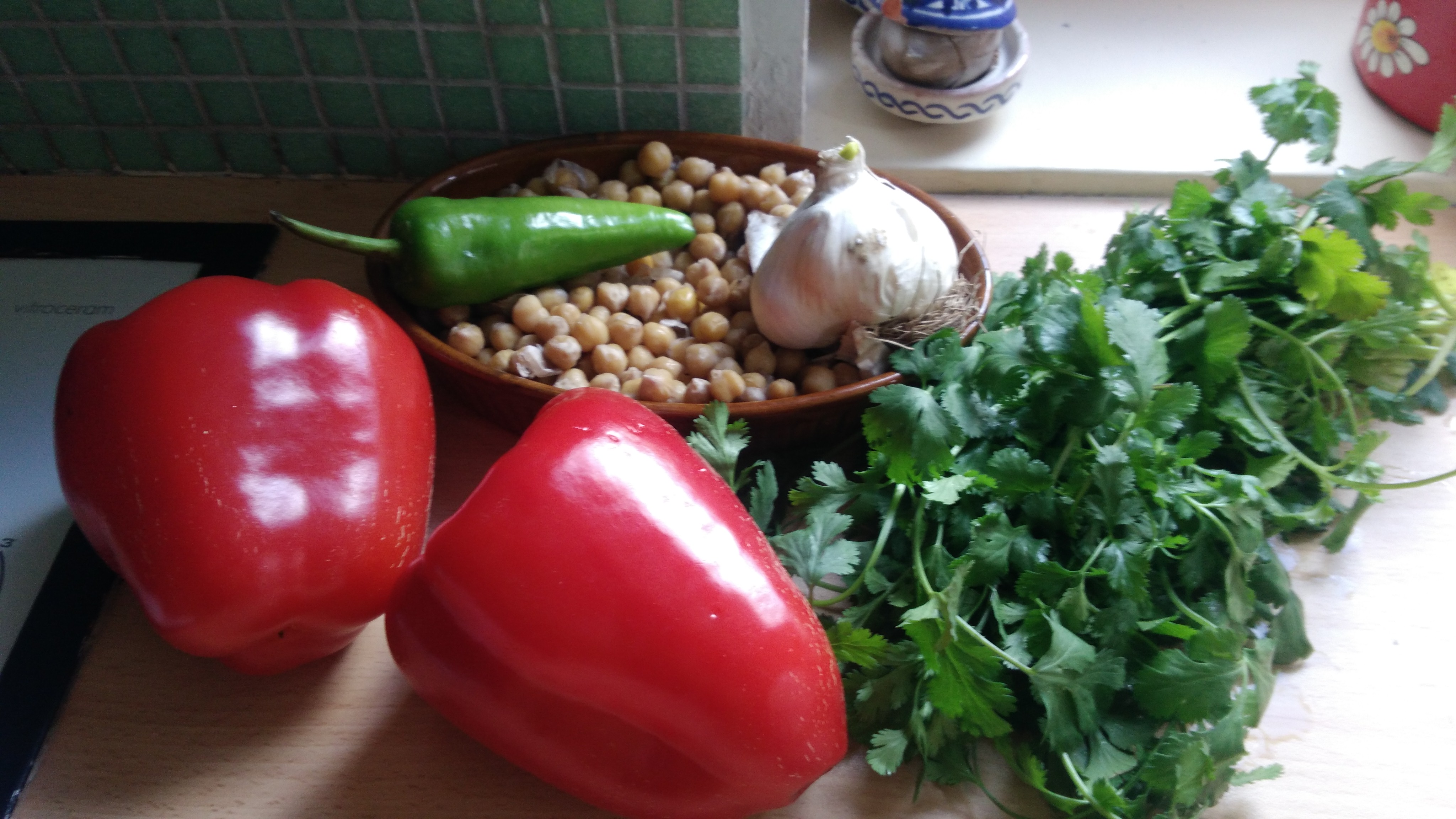 Des poivrons, des pois chiches, un piment, de l'ail et de la coriandre
