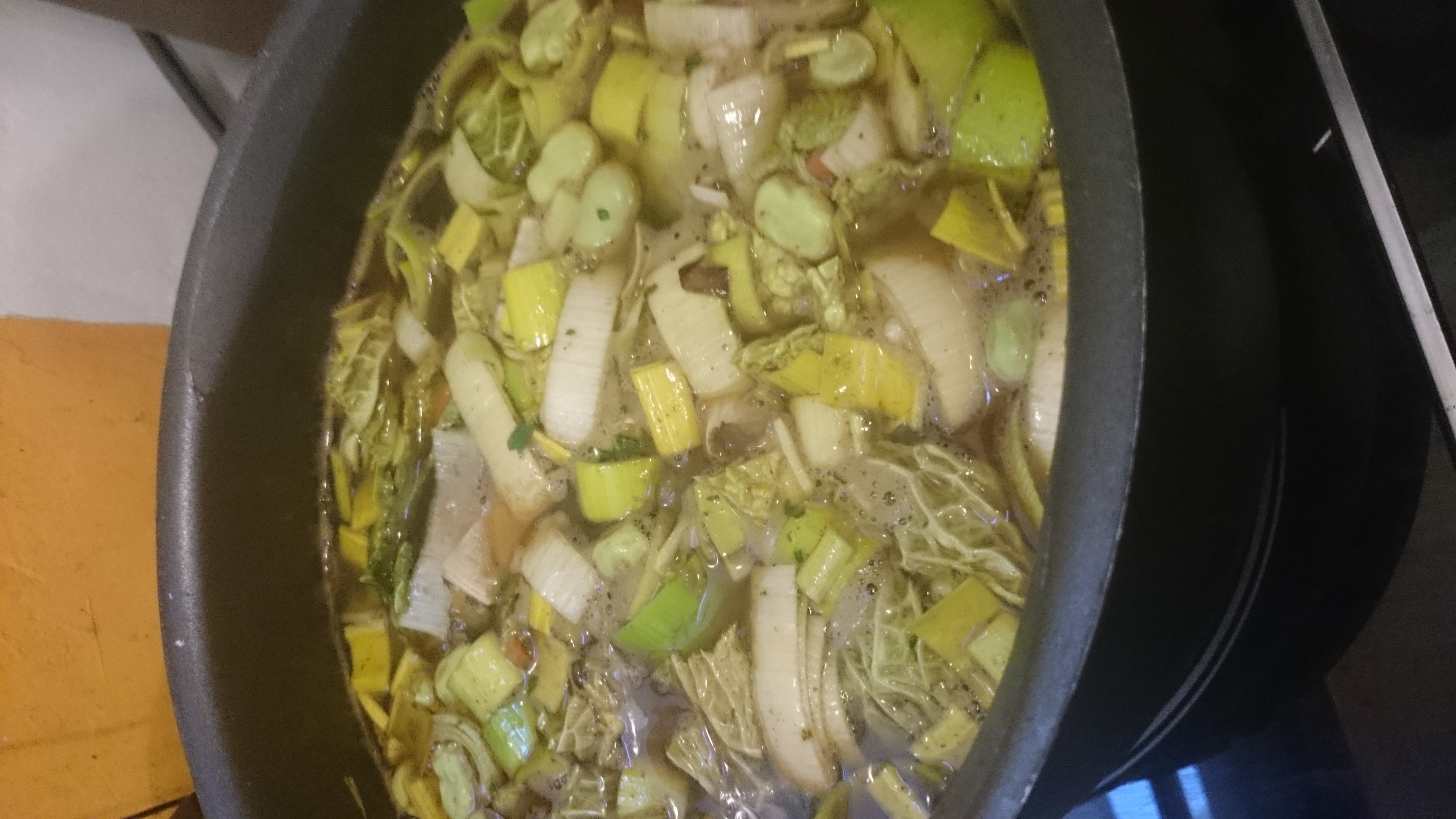 Rajouter les légumes frais et les herbes