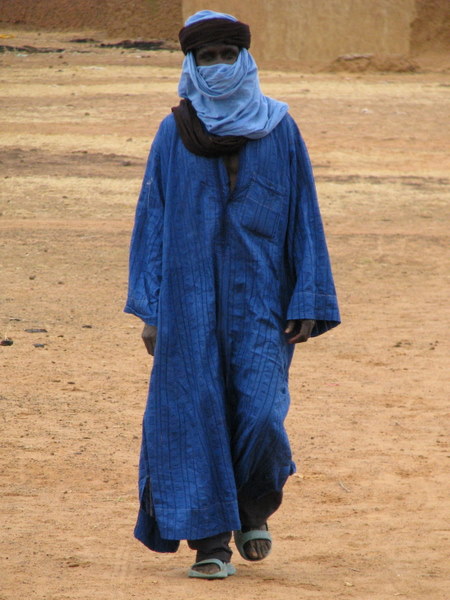 Annexe 03 bleu indigo de la tete aux pieds.JPG