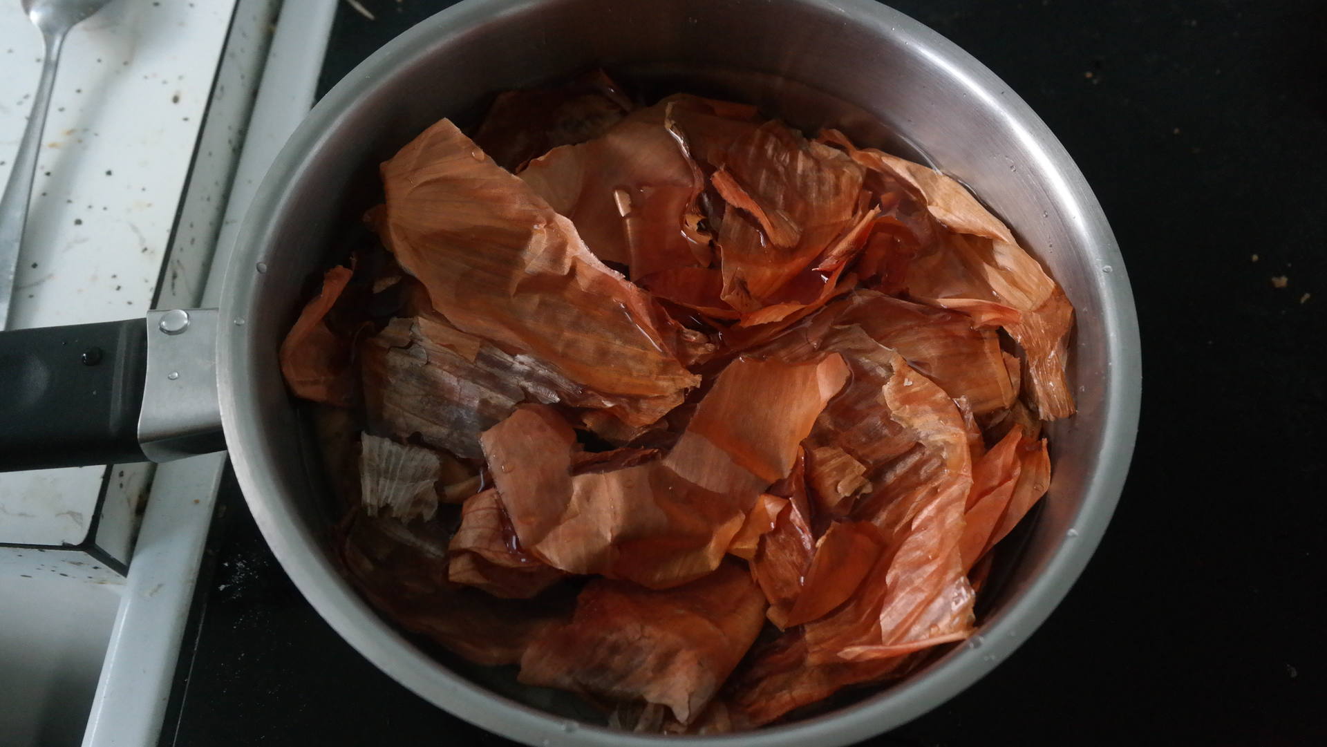 Peaux d'oignons dans une casserole