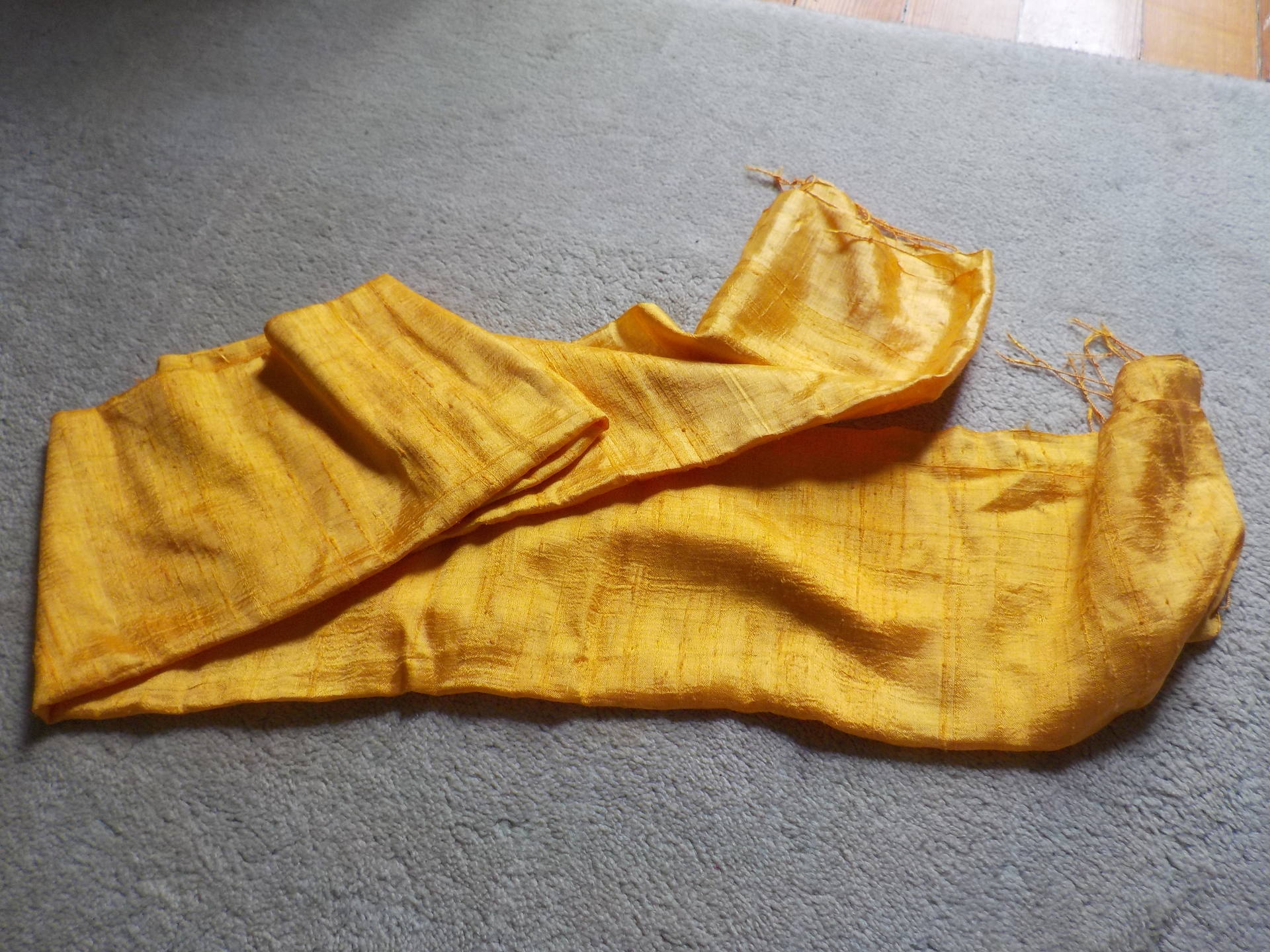 écharpe en soie teintée curcuma