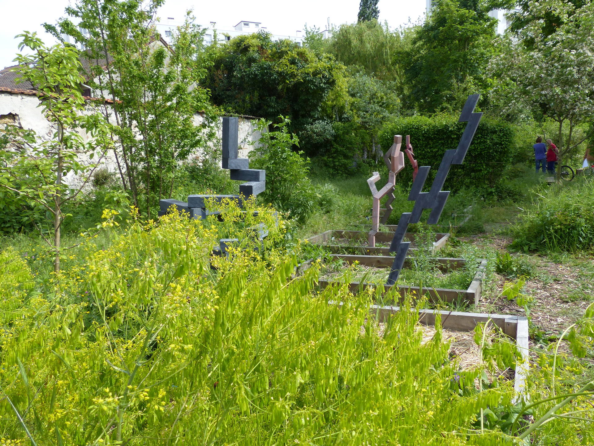 photo du jardin des couleurs avec en premier plan un pastel des teinturiers