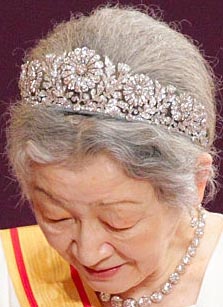Annexe Imperial Chrysanthemum Tiara () Empress Michiko 3.jpg