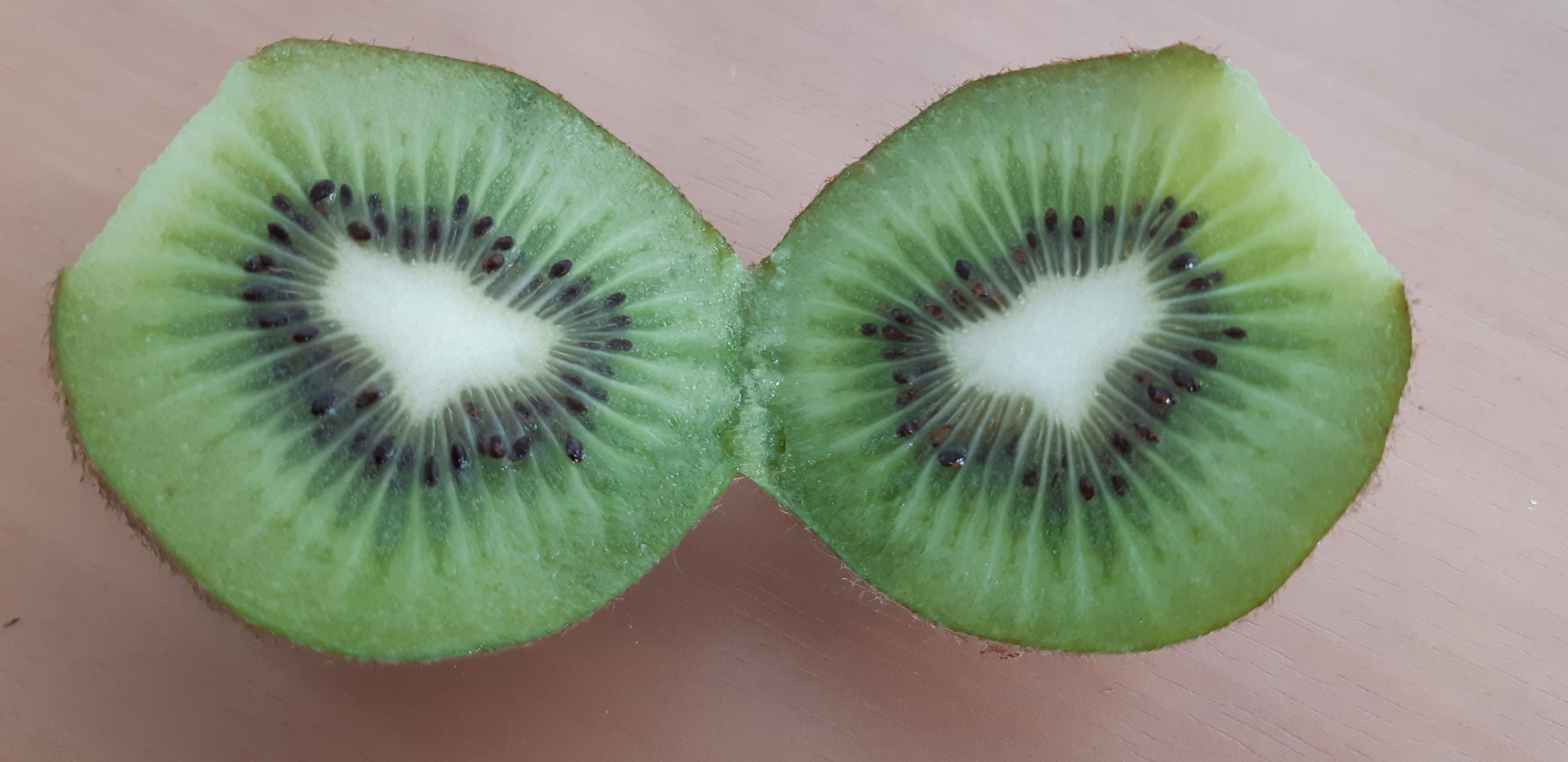 Kiwi coupé en 2 ouvert
