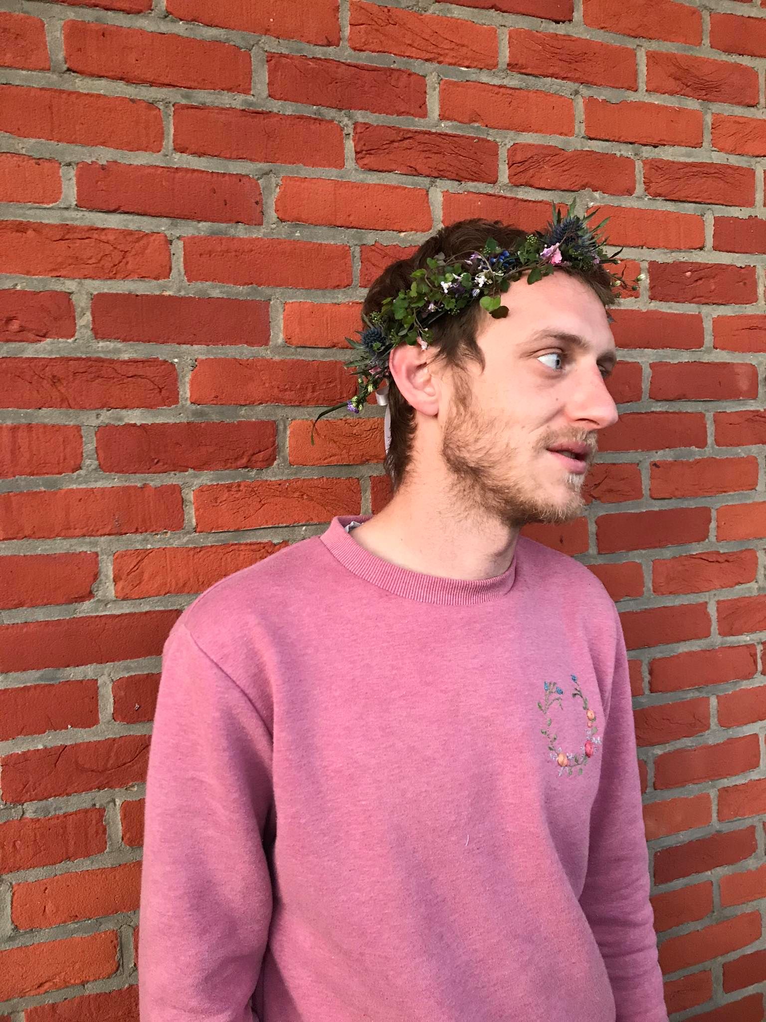 Fleuriste et sa couronne de violettes et chardon alpin