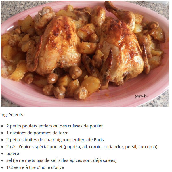 Deux poulets rôtis alignés sur un lit de pommes d terre et champignons dans un plat.