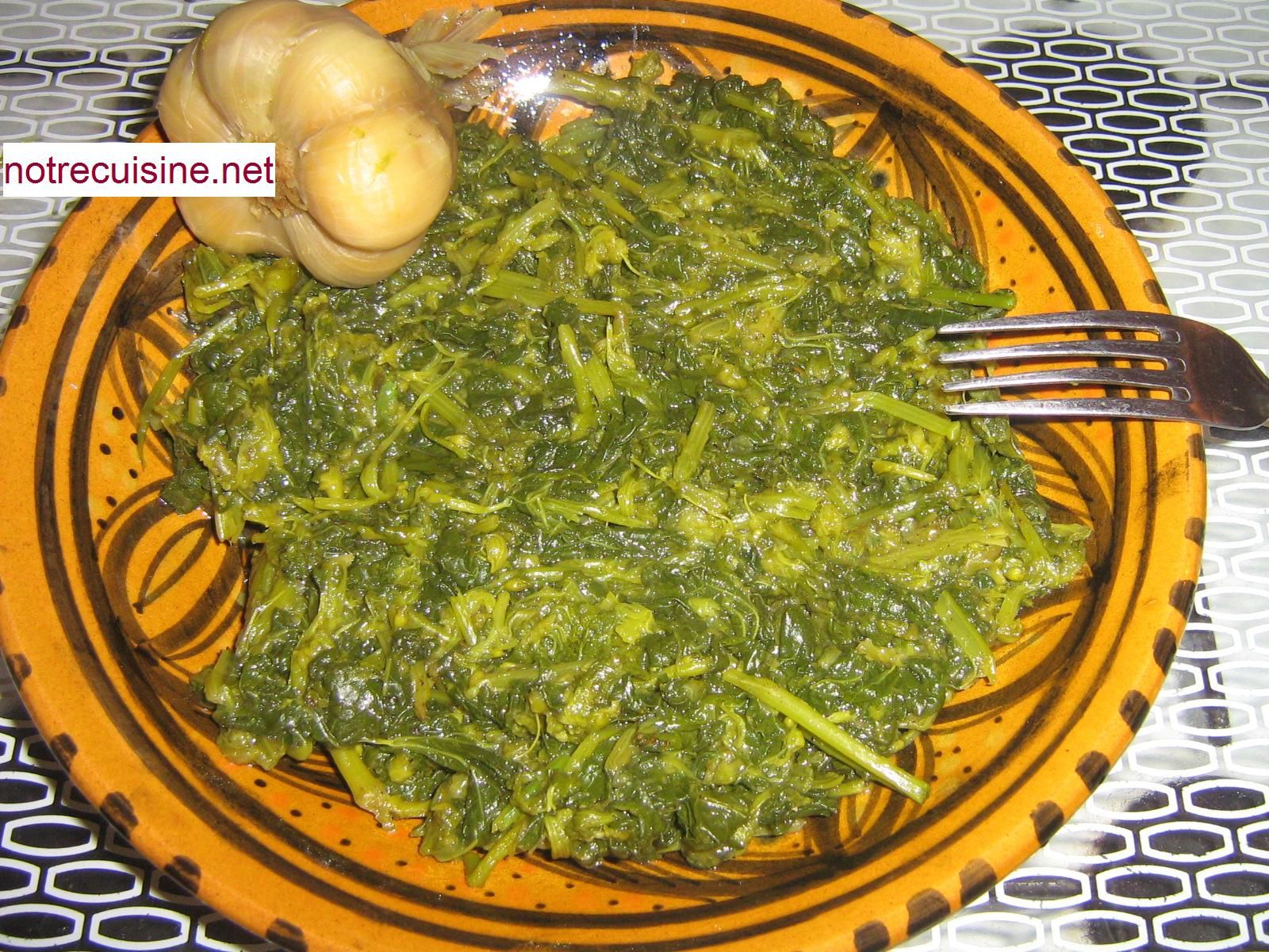 assiette de feuilles de mauve cuites