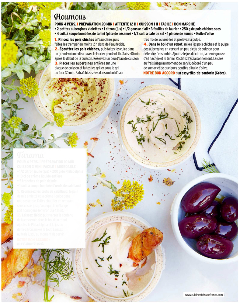 photo d'un plat d'houmous sur une table avec la recette inscrite dans la photo