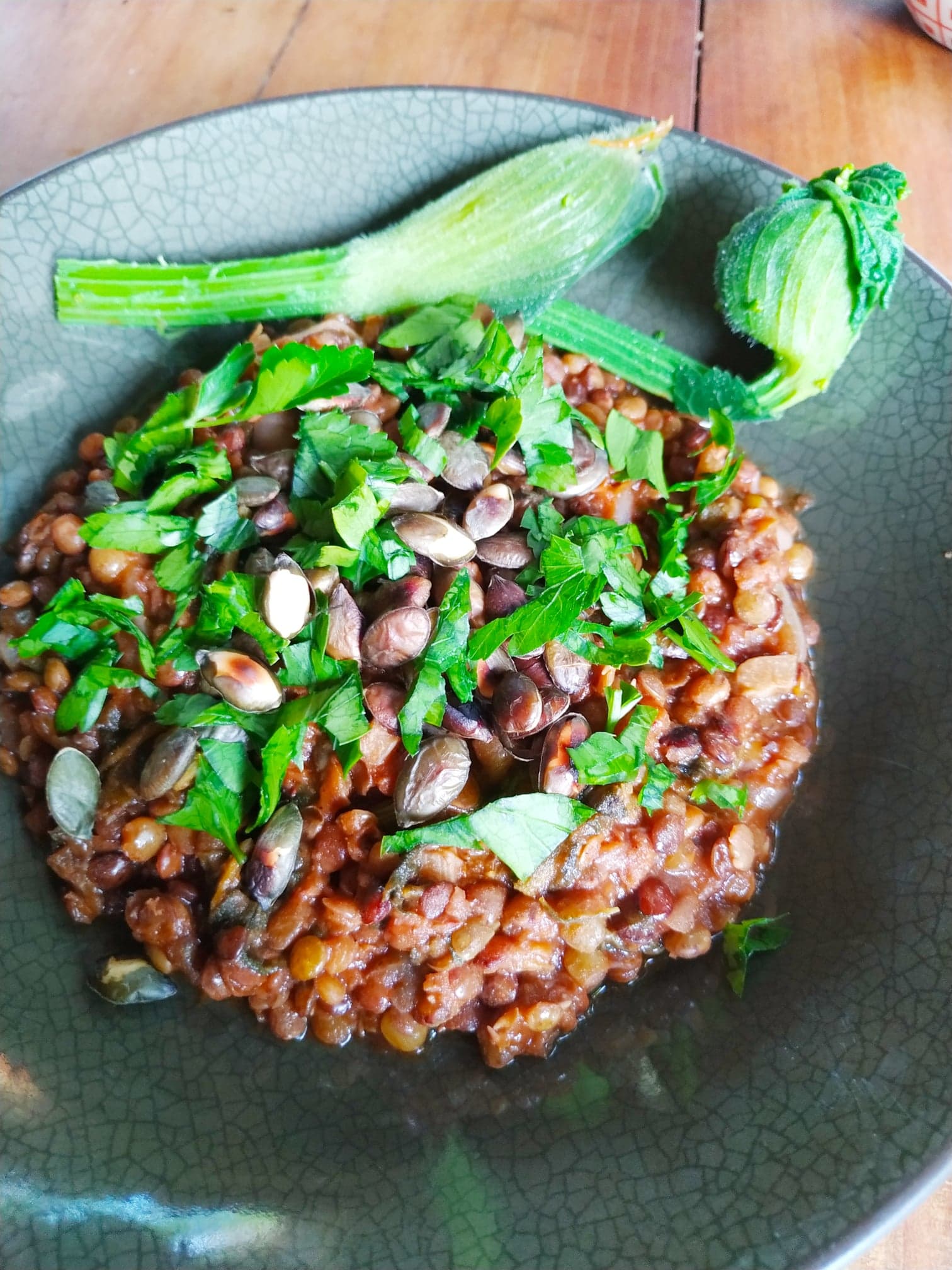 Assiette de lentilles, céleri aux graines de courge grillées