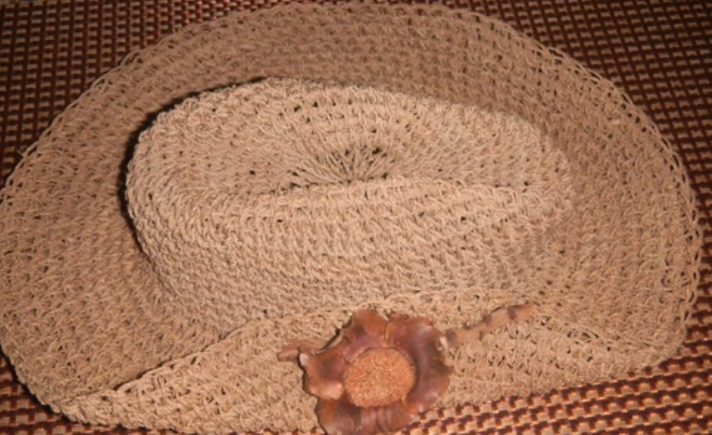 Annexe Chapeau en fibre de coco avec fleur de coco en parure..33.png