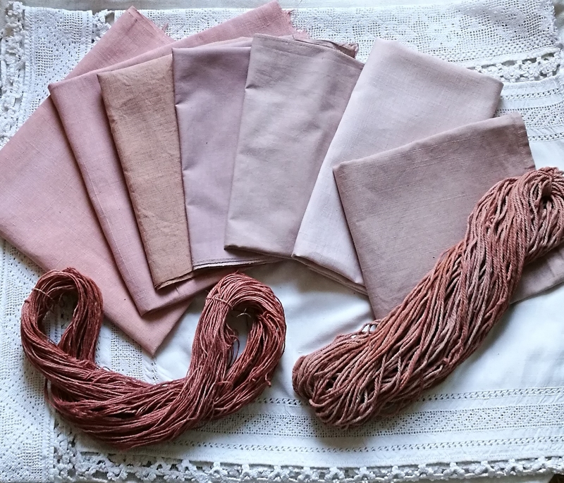 Teinture sur différents textiles donc différentes nuances de rose